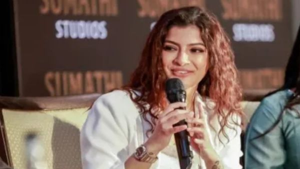 கனவு நிறைவேறியது.. மகிழ்ச்சியுடன் அறிவித்த வரலட்சுமி.. இதனால் தான் டான்ஸ் ஜோடி டான்ஸ்க்கு வரலையா?