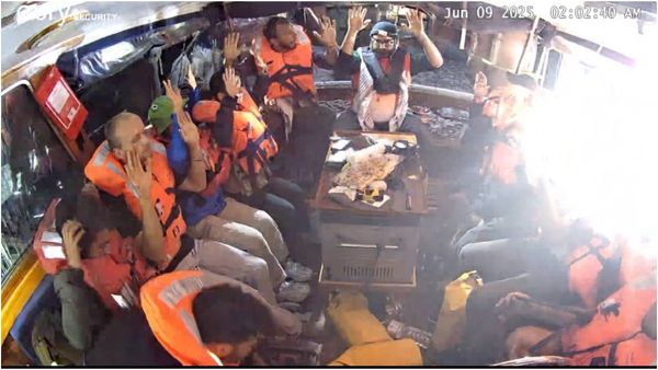 உதவி பொருட்களுடன் காசா நோக்கி சென்ற படகு தடுத்து நிறுத்தம்! கிரேட்டா தன்பர்க்கை கைது செய்தது இஸ்ரேல்