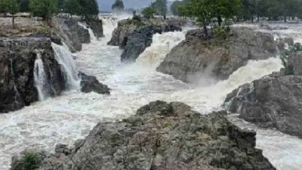 ஒகேனக்கல் ஆற்றுக்கு நீர்வரத்து திடீர் உயர்வு! தமிழக எல்லையை வந்தடைந்த காவிரி!