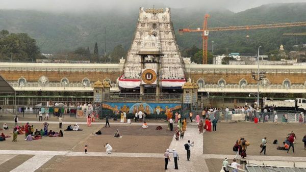 Tirupati: லட்சுமி கடாட்சமான நாள்! திருப்பதி ஏழுமலையானை காண 20 மணி நேரம் காத்திருந்த பக்தர்கள்!