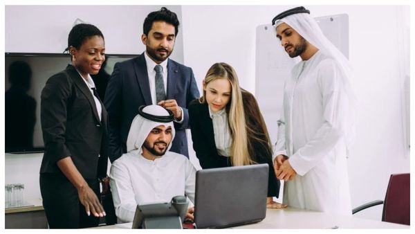 துபாய்னா துபாய் தான்.. வாரத்துல 4 நாள் வேலை.. 3 நாள் லீவ்.. அரசு ஊழியர்களுக்கு சம்மர் பரிசு