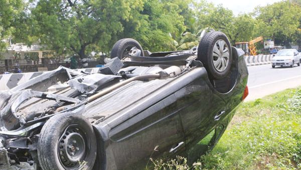 ஈரோட்டில் கவிழ்ந்த கார்.. இளம் பெண்ணுக்கு கடைசி நிமிடத்தில்.. கெட்டதிலும் நடந்த நல்லது