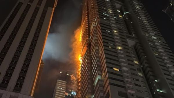 துபாயில் உள்ள 67 மாடி கட்டிடத்தில் பயங்கர தீ விபத்து.. 6 மணி நேரம் போராடி மீட்பு!