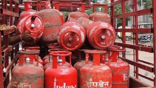 கேஸ் சிலிண்டர் பெற பயோமெட்ரிக் கட்டாயம்.. ஆதார் கார்டு உடன் உடனே போங்க.. அதிகாரிகள் தந்த விளக்கம்