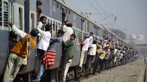 நாளை முதல் நாடு முழுவதும் ரயில் கட்டண உயர்வு அமல்.. டிக்கெட் எவ்வளவு அதிகரிக்கிறது? முழு விவரம் இதோ!