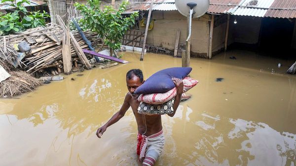 Assam Flood: அசாமில் வரலாறு காணாத மழை.. 4 லட்சம் மக்கள் பாதிப்பு.. 19 மாவட்டங்களில் வெள்ளம்