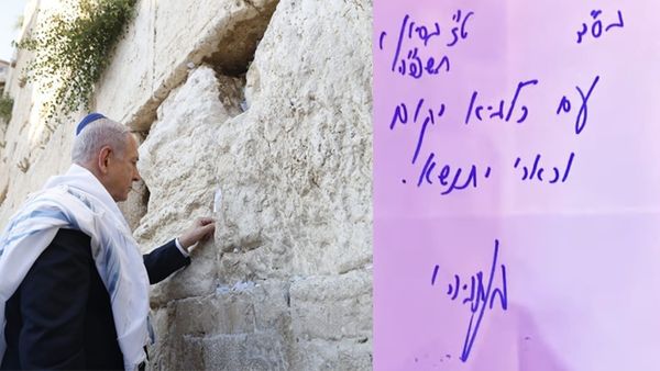 சுவர் இடுக்கில் ‛பைபிள் வசனம்'..ஈரானை தாக்கும் முன் சபதமேற்ற இஸ்ரேல் பிரதமர்.. என்ன நடந்தது?