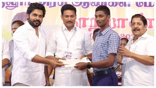 மேடையில் பேச.. பேச.. கண் கலங்கிய நடிகர் கார்த்தி.. சட்டென சிவகுமார் செய்த செயல்