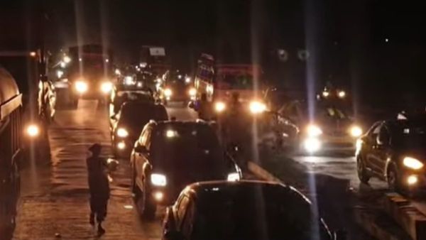 சென்னைக்கு சாரை சாரையாக படையெடுக்கும் வாகனங்கள்.. ஸ்தம்பித்து போன செங்கல்பட்டு! வாகன ஓட்டிகள் அவதி