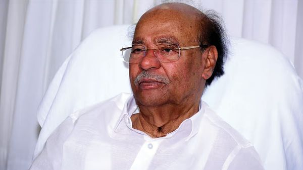 என்னை நடைபிணம் ஆக்கிவிட்டு என் பெயரில் நடைபயணம் செய்யப் போகிறாராம் அன்புமணி.. தழுதழுத்த ராமதாஸ்!