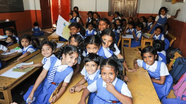 அப்பாடா 2 மாசம் முடிஞ்சுருச்சு.. பெற்றோர்கள் ஹாப்பி! நாளை திறக்கப்படும் பள்ளிகள்.. எல்லாம் ரெடி!