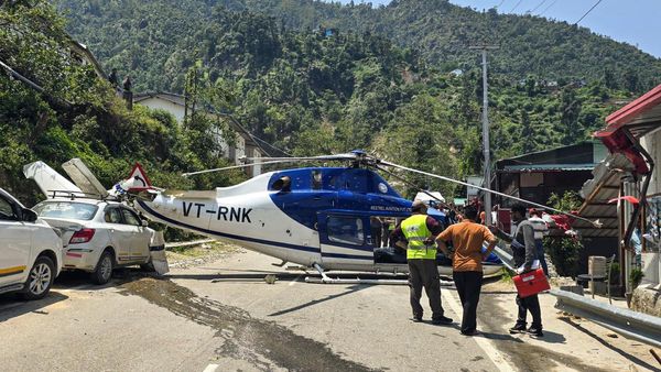 வானில் பறந்தபோது வந்த பிரச்சனை.. நடுரோட்டில் ஹெலிகாப்டரை லேண்ட் செய்த பைலட்.. திக் திக் சம்பவம்!