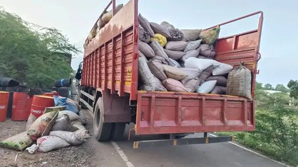 கிருஷ்ணகிரியில் ரேஷன் அரிசி கடத்திய வாகனம்.. ஏலத்தில் ட்விஸ்ட்.. டிரைவர் செயலால் ஆடிப்போன போலீஸ்
