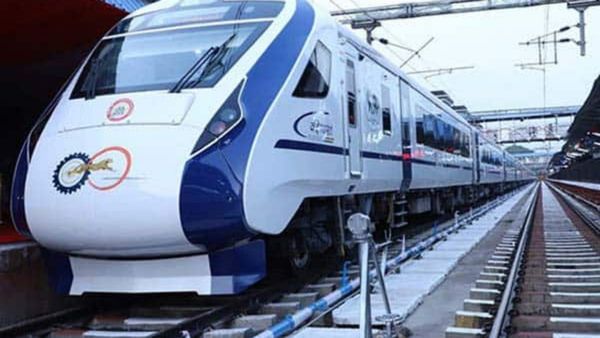 வெள்ளை வந்தே பாரத் ரயில் விருதுநகரில் ஏன் இப்படி நிக்குது? அதுவும் ஒரு மாதமாக? குழம்பிய பயணிகள்! ஓஹோ