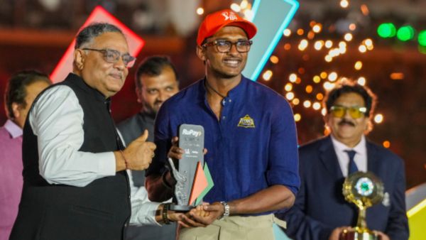 நம்ம பையன் சார்.. 4 விருதுகளை அள்ளிக்கொண்டு வந்த சாய் சுதர்சன்.. இந்திய அணியின் எதிர்காலமே!