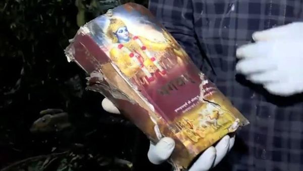 விமானத்தின் எல்லா பாகங்களும் நாசம்.. ஆனால் பத்திரமாக இருந்த 