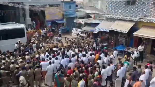 ராமேஸ்வரம் கோவிலில் ஆலய நுழைவு போராட்டம்.. போலீசார் - பக்தர்கள் இடையே தள்ளுமுள்ளு! 200 பேர் கைது