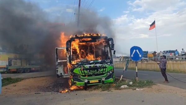 கோவை அருகே தீ பிடித்து எரிந்த தனியார் பஸ்.. என்ன நடந்தது?