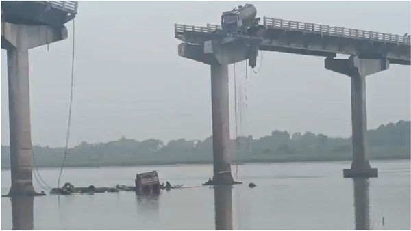 குஜராத்தில் அப்படியே சரிந்த பாலம்.. அலறல் கூட கேட்கல.. பிழைத்தவர்கள் பகிர்ந்த ஷாக் தகவல்