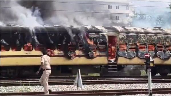 திருப்பதியில் எக்ஸ்பிரஸ் ரயிலில் தீ விபத்து! தீயை அணைக்கும் பணியில் தீயணைப்பு வீரர்கள் தீவிரம்!