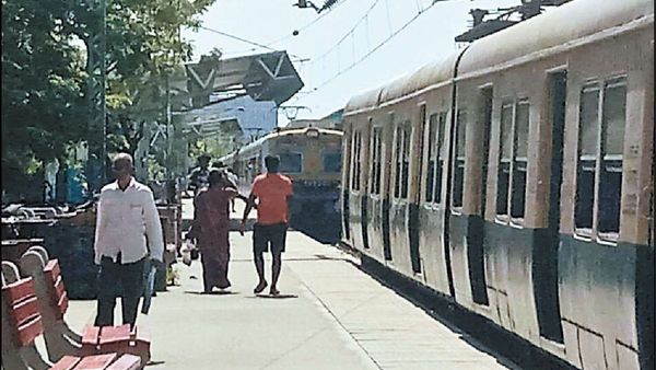 சென்னை சேத்துப்பட்டில் ஒரே தண்டவாளத்தில் 2 மின்சார ரயில்கள்.. பதறிய பயணிகள்! என்ன நடந்தது?