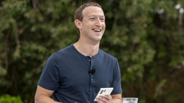 பல ஆயிரம் கோடி கொடுத்து.. உலகின் டாப் 11 மூளைகளை.. மொத்தமாக தூக்கிய மார்க் ஜுக்கர்பெர்க்.. ஏன்?