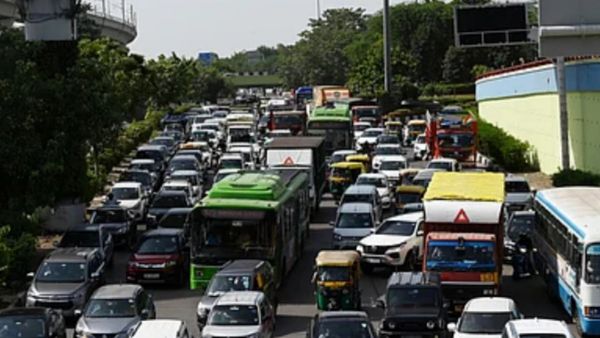 பழைய வாகனங்களுக்கு எரிபொருள் மறுப்பு.. டெல்லி மக்கள் கடும் எதிர்ப்பால் திட்டம் நிறுத்தி வைப்பு!