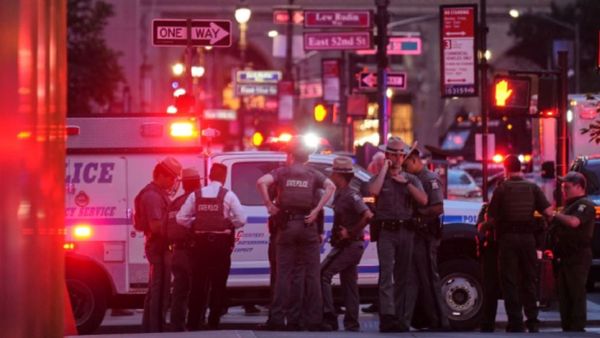 நியூயார்க் துப்பாக்கிச் சூடு!மன்ஹட்டனில் காவல் துறை அதிகாரி உள்பட 6 பேர் பலி