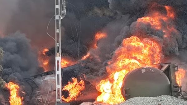 7 மணிநேரம் கொழுந்துவிட்டு எரிந்த டீசர் டேங்கர் ரயில்.. முழுமையாக அணைக்கப்பட்டது. 18 டேங்கர்கள் நாசம்