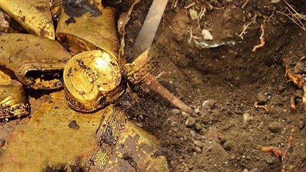 திருப்பூரில் புறம்போக்கு நிலத்தில் புதையல்.. விலை மதிப்பு மிக்க பச்சை கற்கள்.. சுற்றுப்போடும் மக்கள்