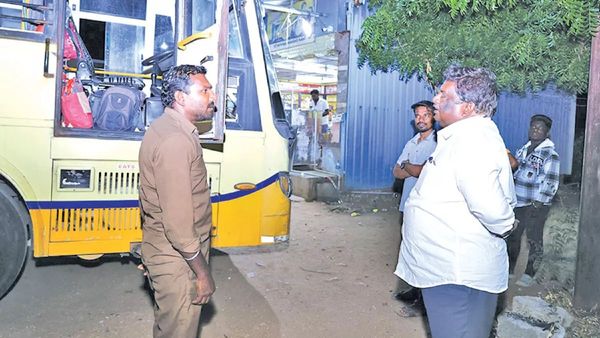 வந்தது அமைச்சர்னு தெரியாமல் அலட்சியமாக பதிலளித்த அரசு பஸ் டிரைவர், கண்டக்டர்! அடுத்து நடந்த ட்விஸ்ட்