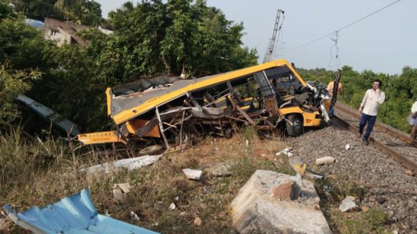 பள்ளி வேன் மீது ரயில் மோதிய விபத்து.. ஆட்சியர் ஆய்வு.. மேம்பாலம் கட்டுங்கனு கேட்டோமே.. மக்கள் ஆவேசம்!