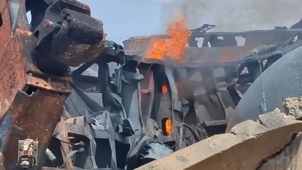 மீண்டும் தீ பிடித்த ரயில் டீசல் டேங்கர்.. 8 மணி நேரம் போராடி அணைத்த பிறகும் தீ பற்றியதால் பரபரப்பு!