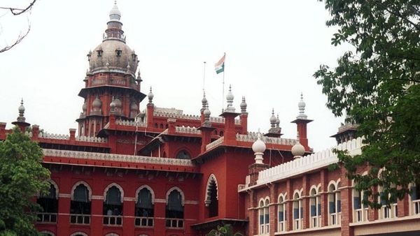 வில்லங்க சான்றிதழில் வில்லங்கம்.. காஞ்சிபுரம் கலெக்டரால் முடக்கப்பட்ட சொத்து.. பின்னணி என்ன