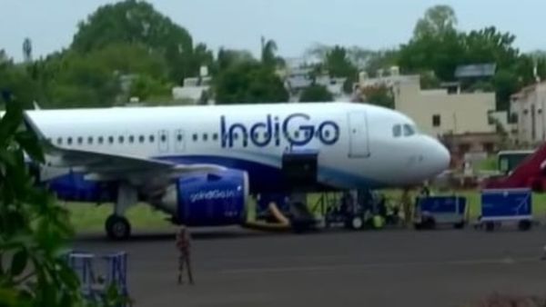 பறவையால் அந்தரத்தில் தவித்த 175 பயணிகள்.. டெல்லி இண்டிகோ விமானத்தில் தொழில்நுட்ப பிரச்சனை.. ஷாக்
