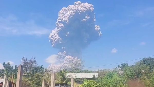வெடித்து சிதறிய இரட்டை எரிமலை.. 18 கிமீ உயரத்திற்கு பறந்த கரும்புகை.. அச்சத்தில் இந்தோனேசிய மக்கள்