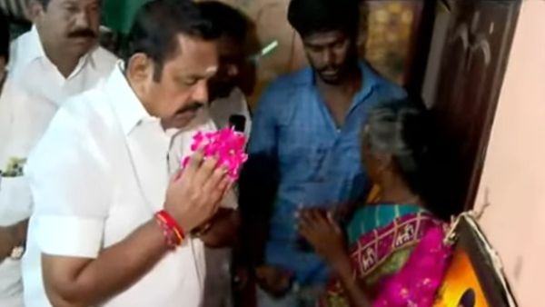 போலீஸ் கஸ்டடியில் கொல்லப்பட்ட அஜித் குமார்.. வீட்டிற்கு சென்ற எடப்பாடி.. தாயாரின் கையை பிடித்து ஆறுதல்