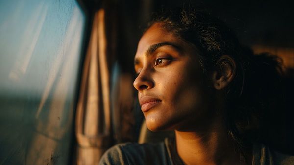 அடக் கொடுமையே.. ஓடுற பஸ்சில் குழந்தையையும் பெற்று ஜன்னல் வழியாக வீசிய கொடூர பெண்! புருஷன் உடந்தை