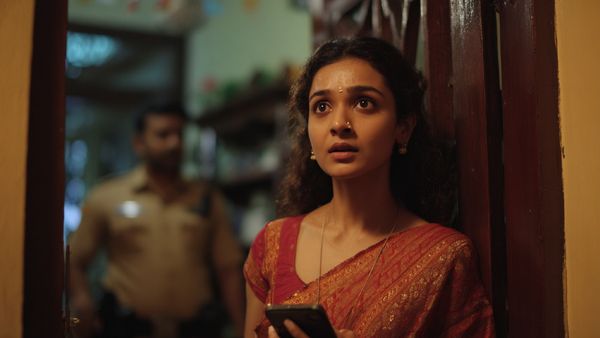 மனைவிக்கு ஆசையாக செல்போன் கிப்ட் கொடுத்த கணவர்.. ஆன் செய்தவுடன் வீட்டையே சுற்றி வளைத்த போலீஸ்