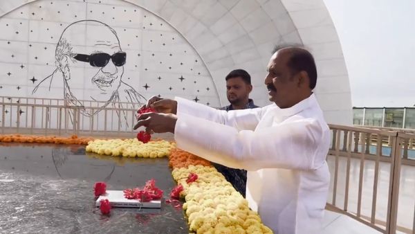 நெஞ்சு நிறைகிறேன்.. அப்பாவின் சட்டைக்கு ஆசைப்படும் குழந்தை! கலைஞர் நினைவிடத்தில் உருகிய வைரமுத்து