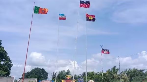 மறு உத்தரவு வரும் வரை பொது இடங்களில் உள்ள கொடிக் கம்பங்களை அகற்றக்கூடாது - ஐகோர்ட் கிளை உத்தரவு!