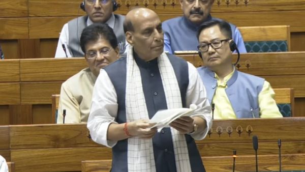 ஆபரேஷன் சிந்தூர்.. எந்த அழுத்தத்தினாலும் நடவடிக்கையை நிறுத்தவில்லை! லோக்சபாவில் ராஜ்நாத் சிங் விளக்கம்