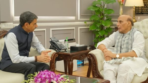 ராஜ்நாத் சிங்கை சந்தித்த ஆளுநர் ஆர்என் ரவி.. டெல்லியில் முக்கிய மீட்டிங்.. பின்னணி