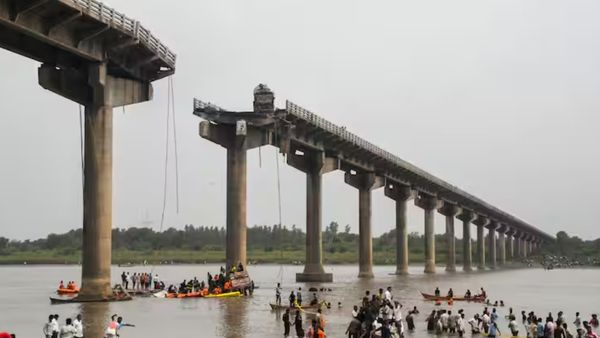 குஜராத்தில் பாலம் இடிந்து விழுந்து விபத்து.. பலி எண்ணிக்கை 11ஆக உயர்வு! தேடுதல் பணிகள் தீவிரம்