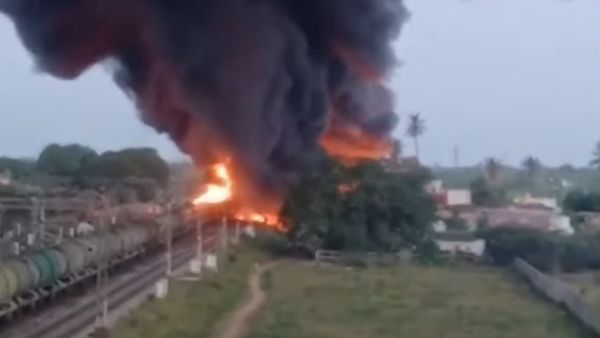 திருவள்ளூர் தீ விபத்து.. உடனே எல்லா வீடுகளிலும் தூக்கப்பட்ட கேஸ் சிலிண்டர்கள்! சரக்கு ரயில் எரிந்ததால் பரபரப்பு