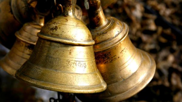 கோயிலில் மணி அடிப்பது ஏன்? எத்தனை முறை மணியடிக்கலாம்? பூஜையில் மணி அடிக்கும்போது இதெல்லாம் முக்கியம்