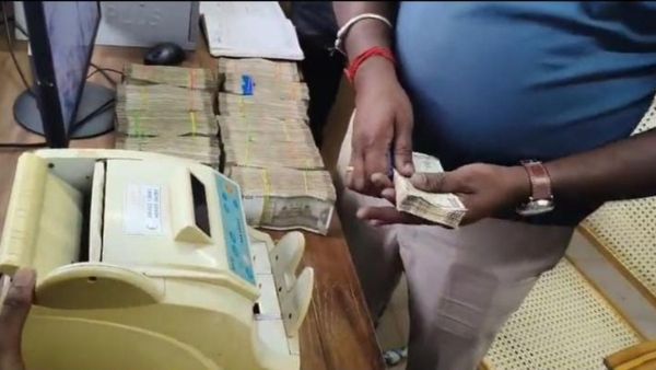 கோவையில் பைக்கில் இருந்த பையில் ரூ.26 லட்சம்.. மாட்டிக்கொண்டு விழித்த 2 பேர்.. ஹவாலா பணம் பறிமுதல்!