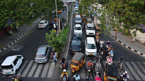 சென்னை மக்களே.. இந்த ரூட்ல போக முடியாது.. சுதந்திர தின கொண்டாட்ட ஒத்திகையால் போக்குவரத்து மாற்றம்!