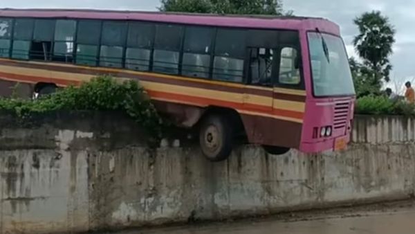 அந்தரத்தில் தொங்கிய அரசுப் பேருந்து.. பொன்னேரி அருகே அலறி அடித்து ஓடிய பயணிகள்!