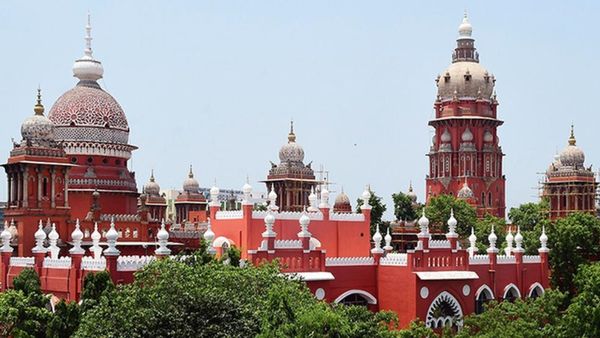 தமிழகத்தில் ஐஏஎஸ் அதிகாரிகள் ஓர் இணை அரசாங்கத்தை நடத்துகின்றனர்.. ஐகோர்ட் காட்டம்!